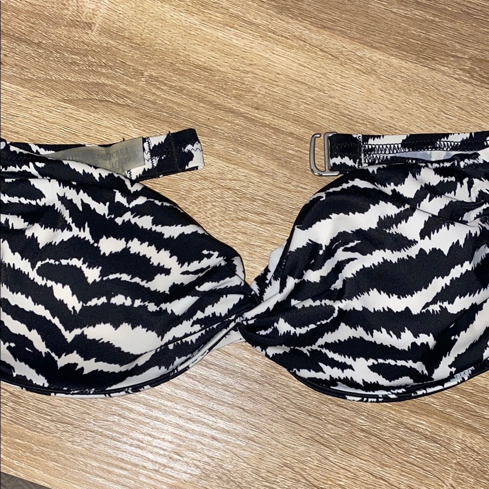 Victoria's Secret Black and White Bikini Top - Picture 9 of 10